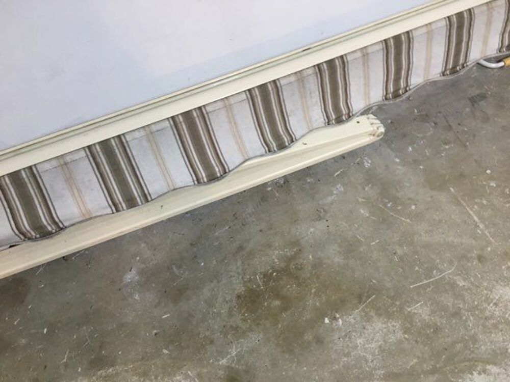 Store banne 6M x 3M avec lambrequin 25 cm. Bon &eacute;tat g&eacute;n&eacute;ral Jardin