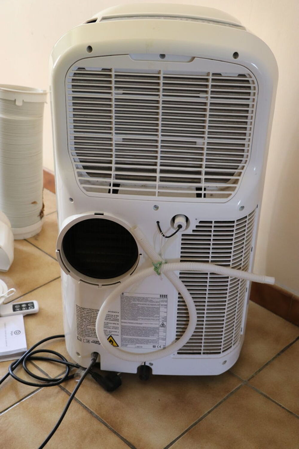 Climatiseur mobile blanc r&eacute;versible avec ses accessoires Electroménager