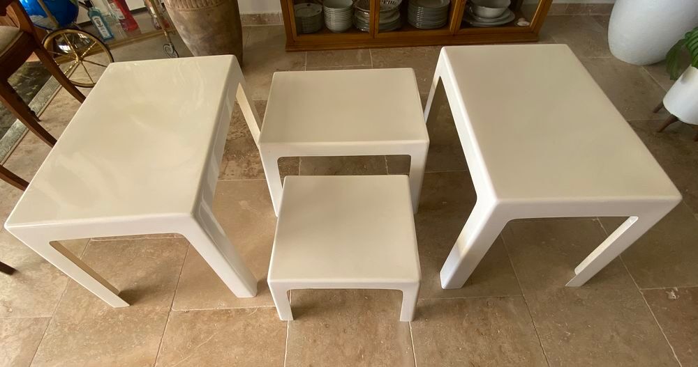 Lot de 4 tables basses design vintage ann&eacute;es 70 en fibre de verre blanc cass&eacute; Meubles