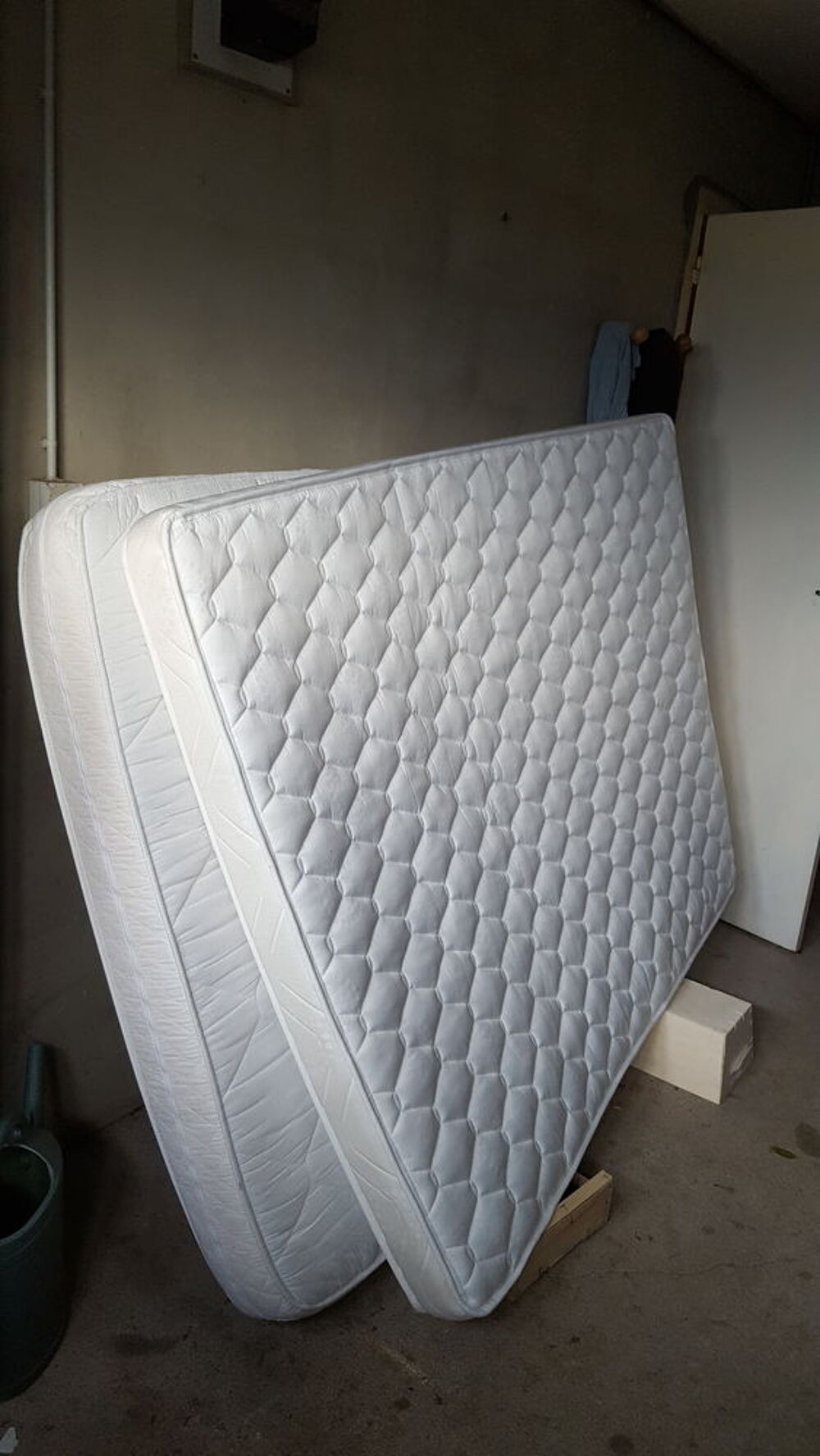 vends deux matelas jamais servi 140x190 Meubles