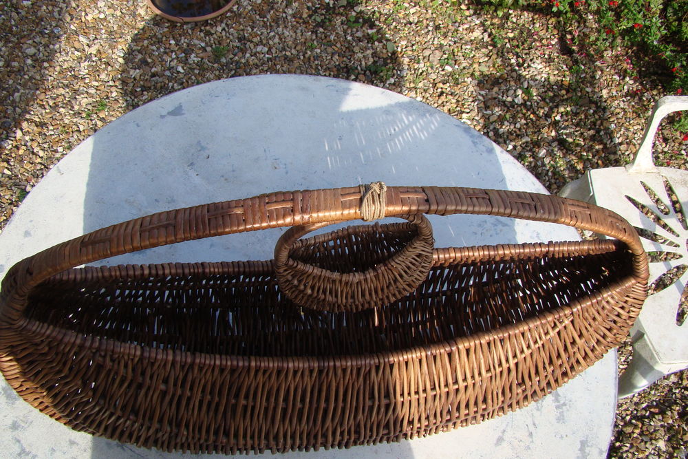 Grand panier en osier (long. 73 cm) + son petit panier Décoration
