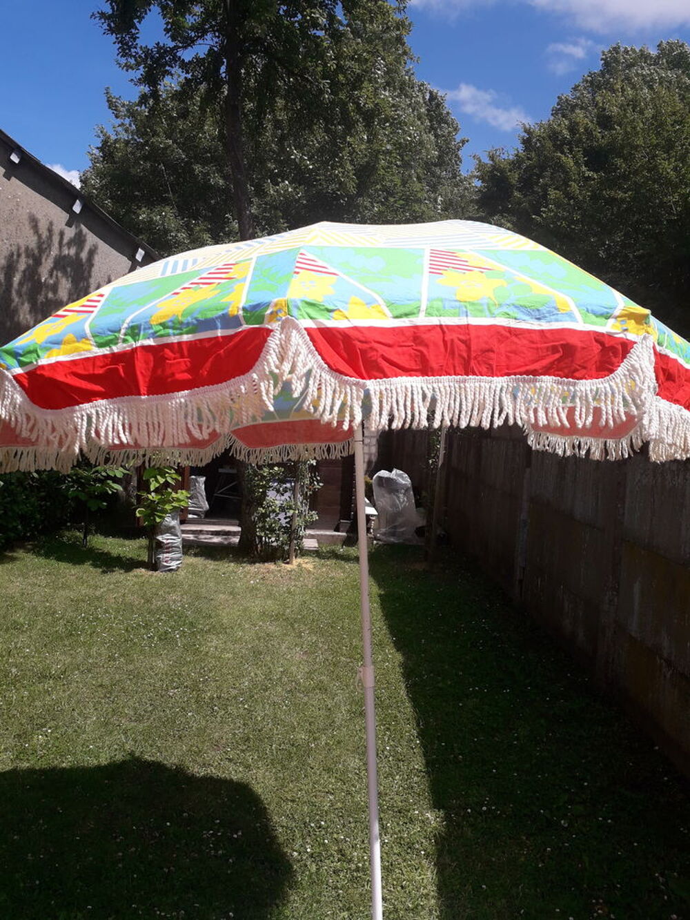 PARASOL ROND EN TOILE COULEUR. Jardin
