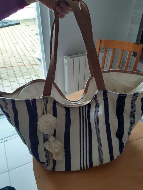 sac en toile couleur bleu et blanc cassé avec pompons. 55 Aytré (17)