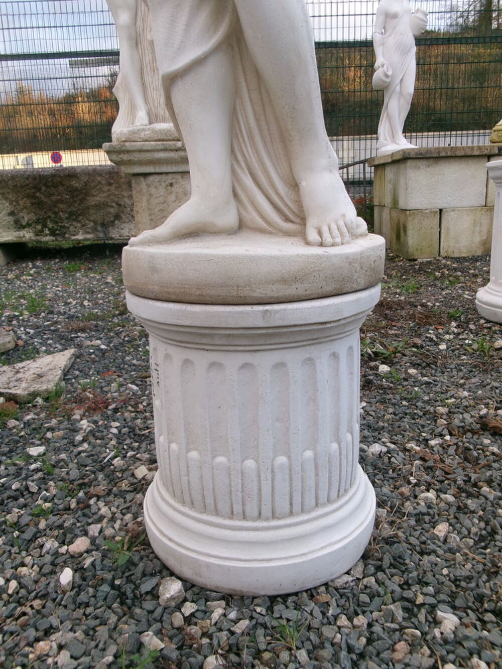 Statue en pierre reconstitu&eacute;e, femme au drap&eacute; Décoration
