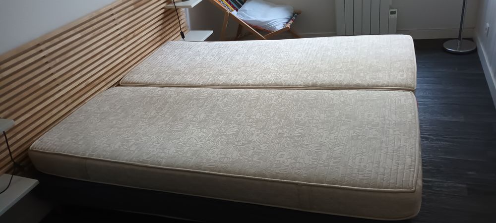 donne 2 matelas 80x200 plut&ocirc;t ferme un propre l autre tach&eacute; Meubles