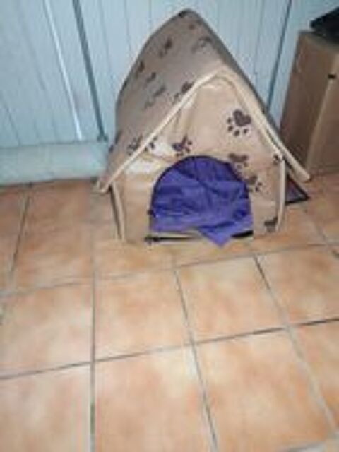   Peite niche pour chat ou petit chien .
