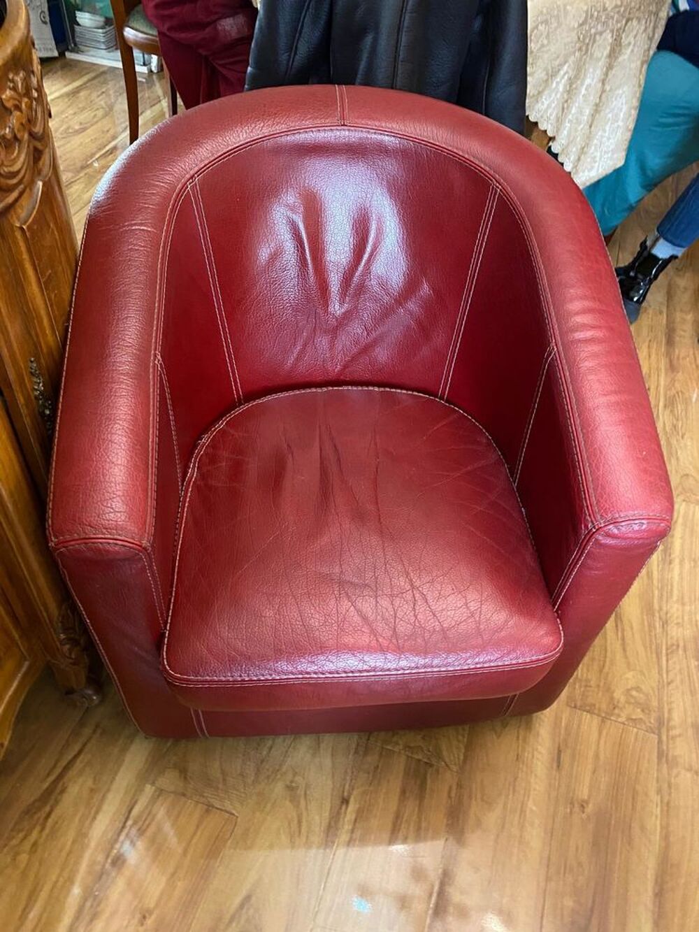 salon en cuir : 3 fauteuils+ canap&eacute; 2/3 places tr&egrave;s bon &eacute;tat Meubles