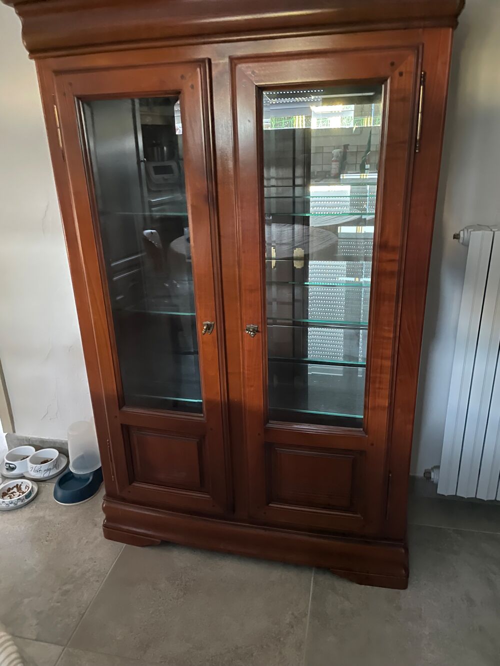 Meuble vitrine
&Eacute;tag&egrave;res en verre 
Fond du meuble miroir Meubles