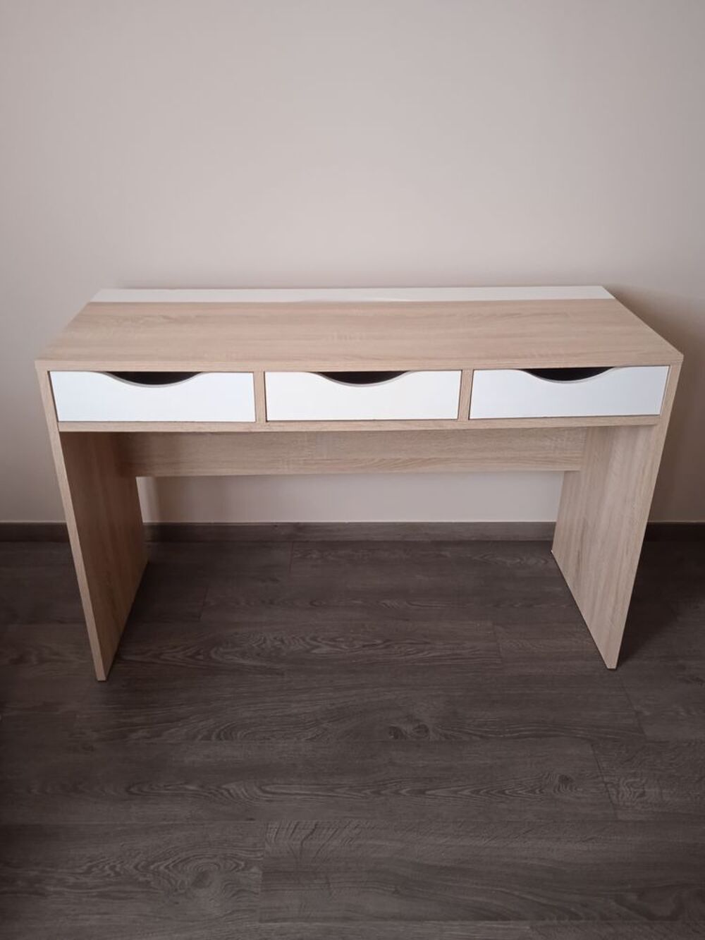 Bureau chambre peu encombrant. Meubles