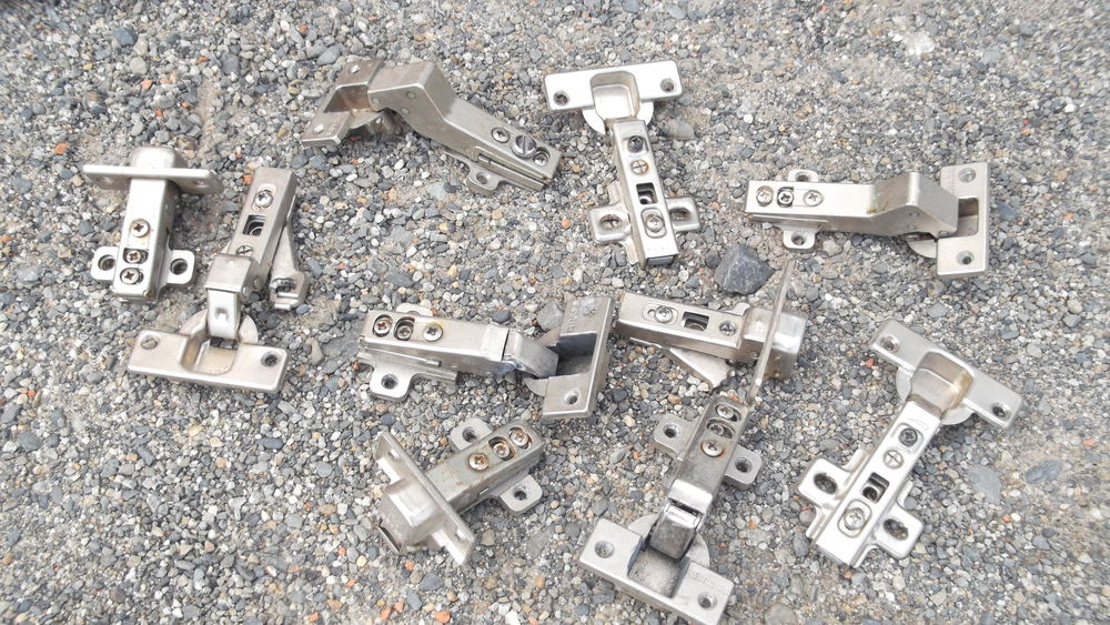 Pieds r&eacute;glables charni&egrave;res attaches plinthes Bricolage