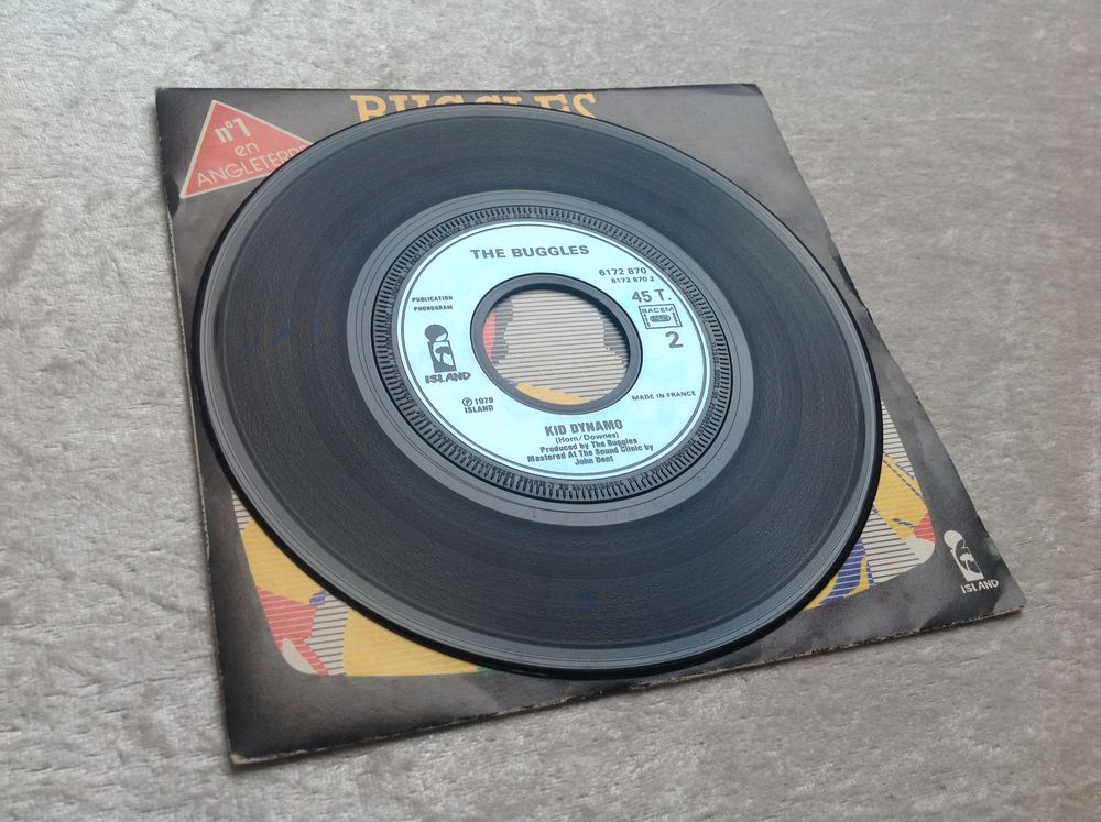 BUGGLES " VIDEO KILLED THE RADIO STAR " Envoi Possible
CD et vinyles