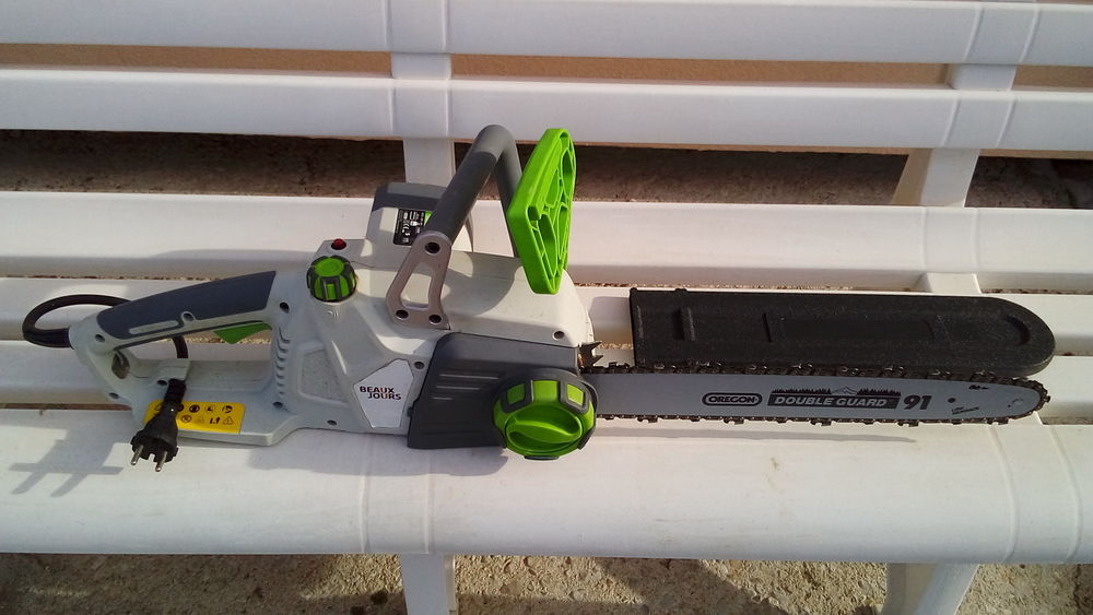 une tronconneuse &eacute;lectrique 2200w ; en tr&egrave;s bon &eacute;tat . Bricolage