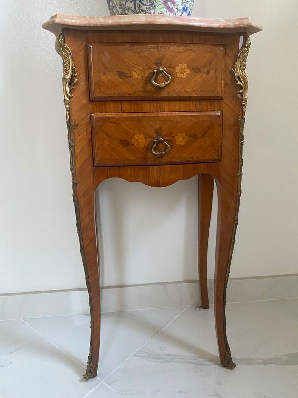 Chambre: Armoire, Coiffeuse, 2 Gu&eacute;ridons en Bois de Rose Meubles