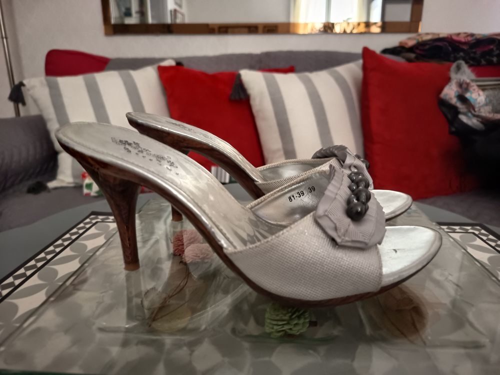 Mules d'appartement tr&egrave;s bon &eacute;tat 
Pointure 39 Chaussures