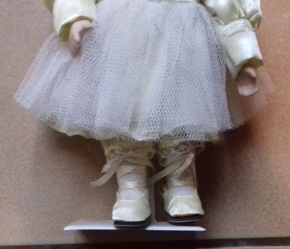 JOLIE POUPEE SUR SOCLE M&eacute;tal 