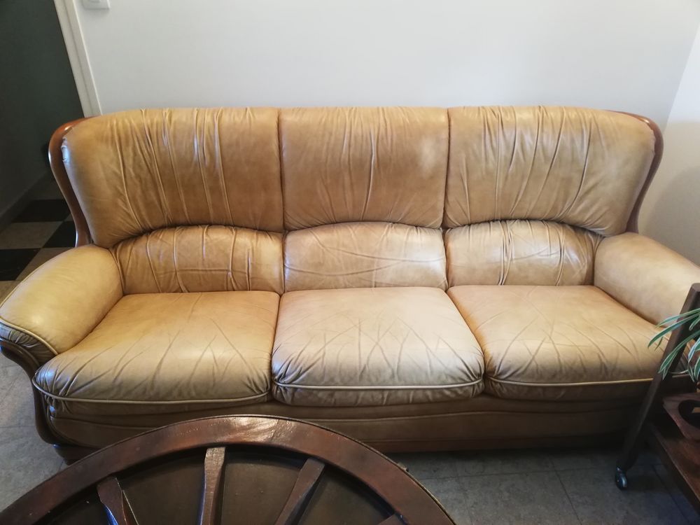 canap&eacute; en cuir beige Meubles