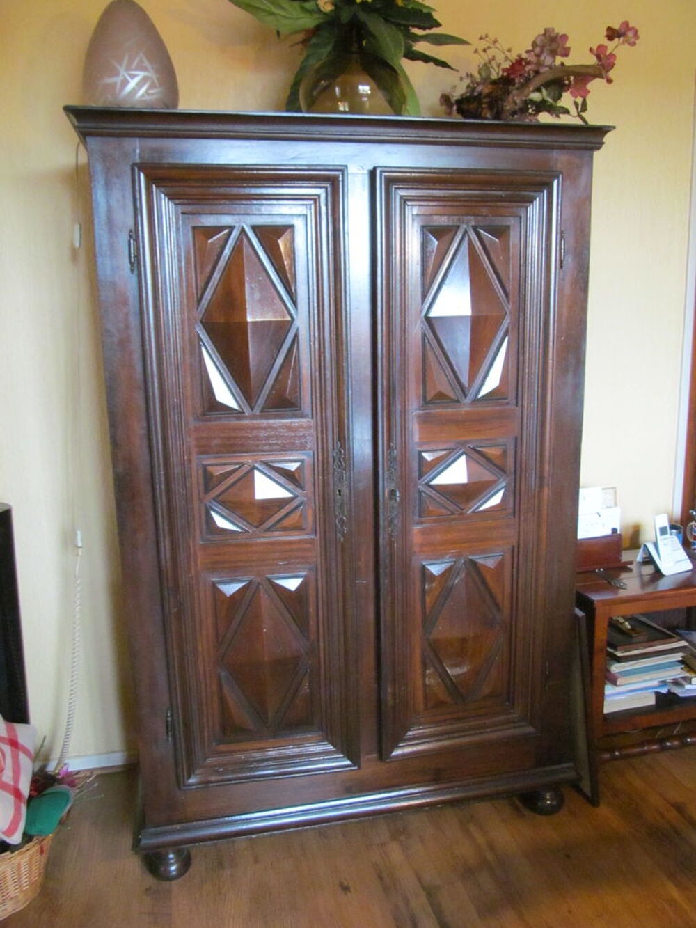 Armoire style Louis XIII Pointes de diamant Meubles