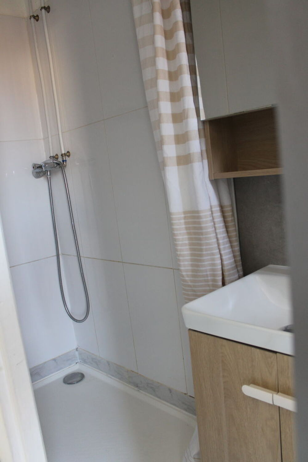 Location Appartement F1 :   33m2    2 ème étage 
1 chambre
cuisine équipée Saint-fons