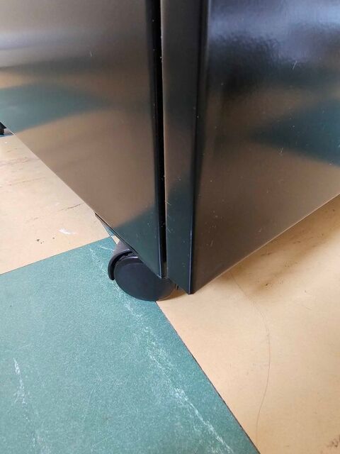 Meuble+� +roulettes.+Deux+tiroirs+et+un+grand+tiroir+pour+ranger+des+documents.+Longueur+50+cm.+Largeur+39,5+cm.+Hauteur+70+cm 50 Morhange (57)