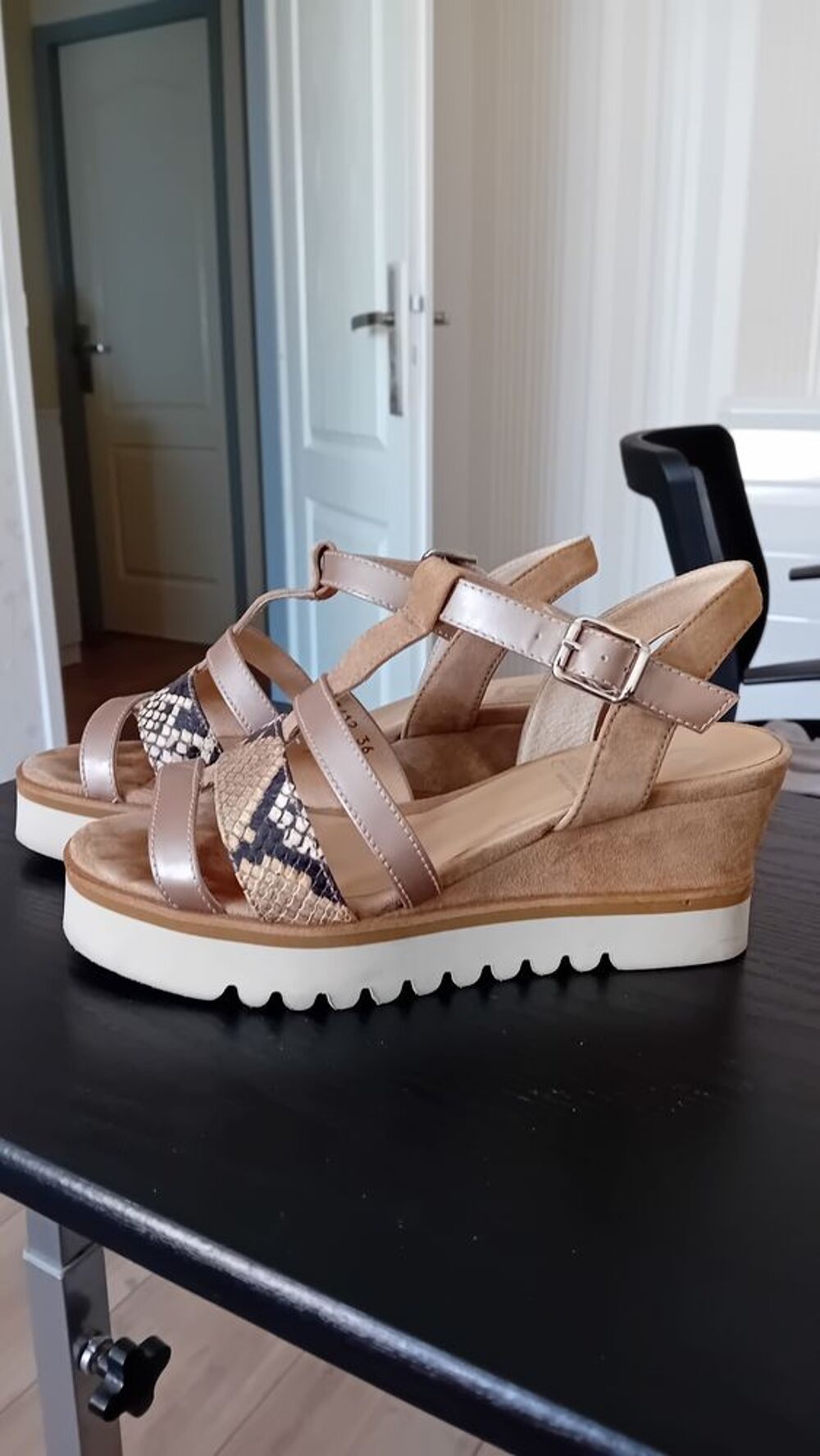 NU PIEDS SEMELLES COMPENSEES CUIR MARQUE GADEA Chaussures