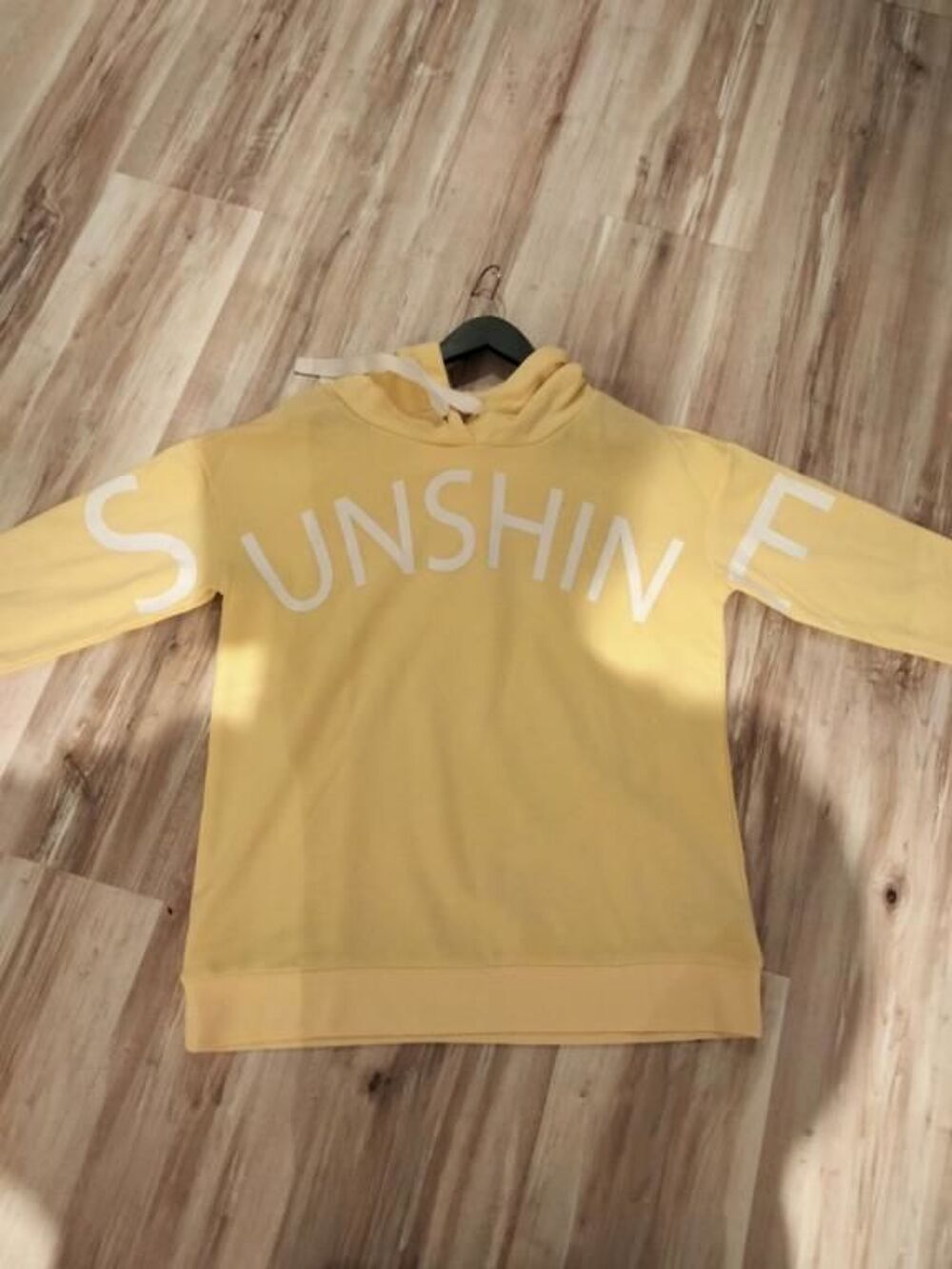 SWEAT NEUF A CAPUCHE Vêtements