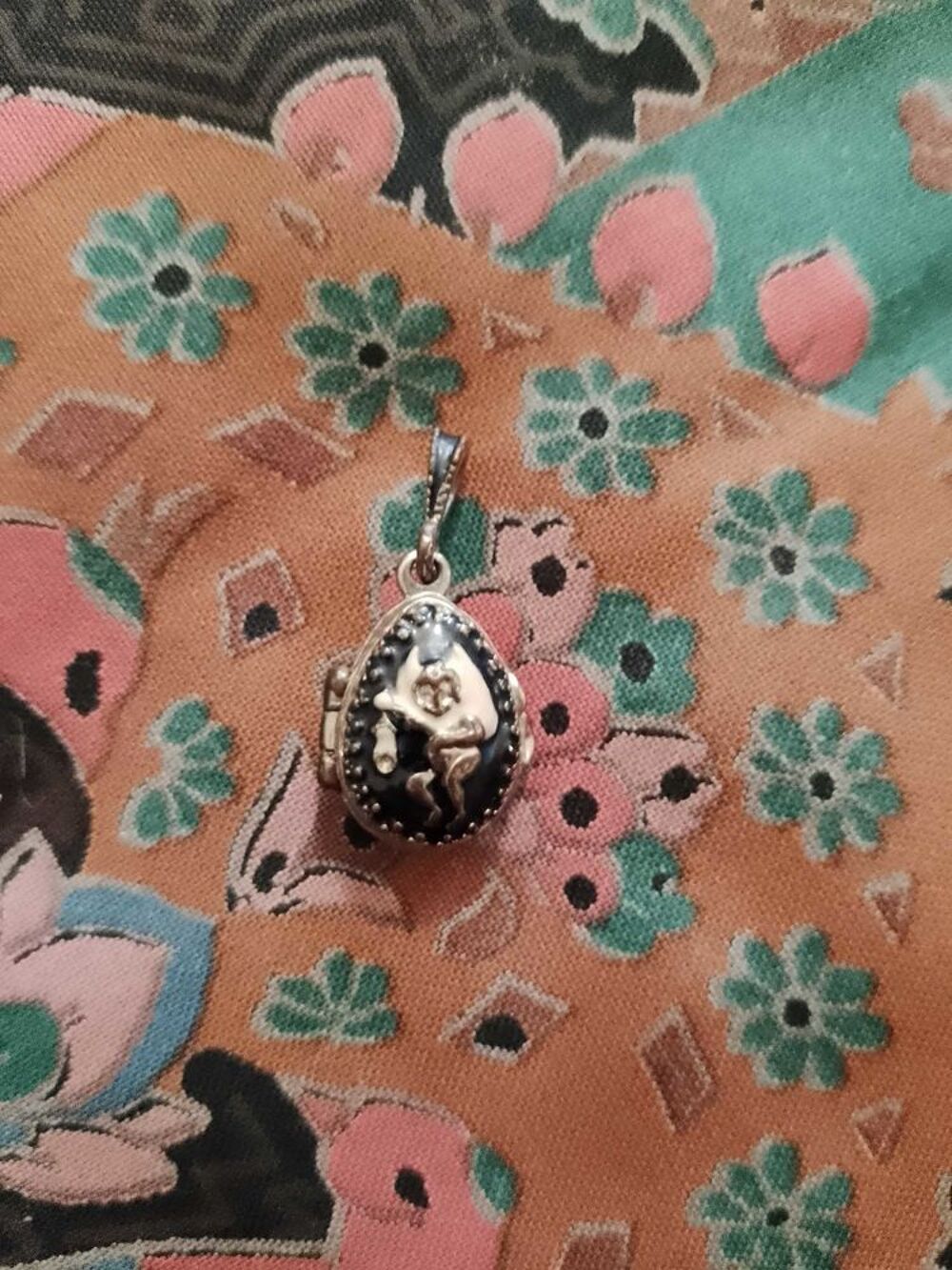 pendentif en oeuf et m&eacute;tal argent&eacute; peint bleu th&egrave;me L Ange du diable. Bijoux et montres