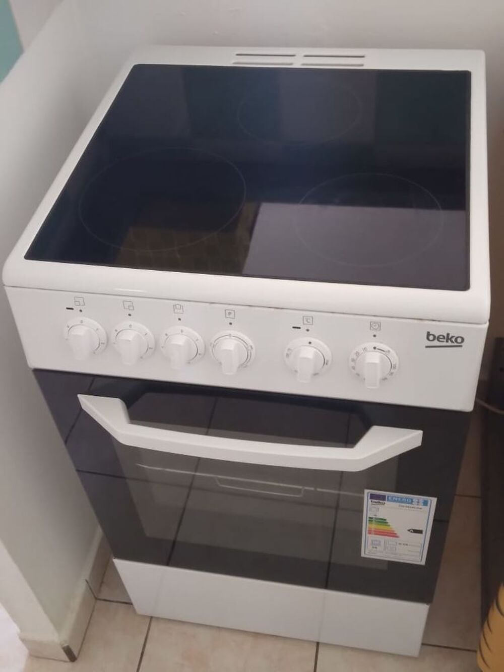 cuisini&egrave;re vitroc&eacute;ramique. Electroménager