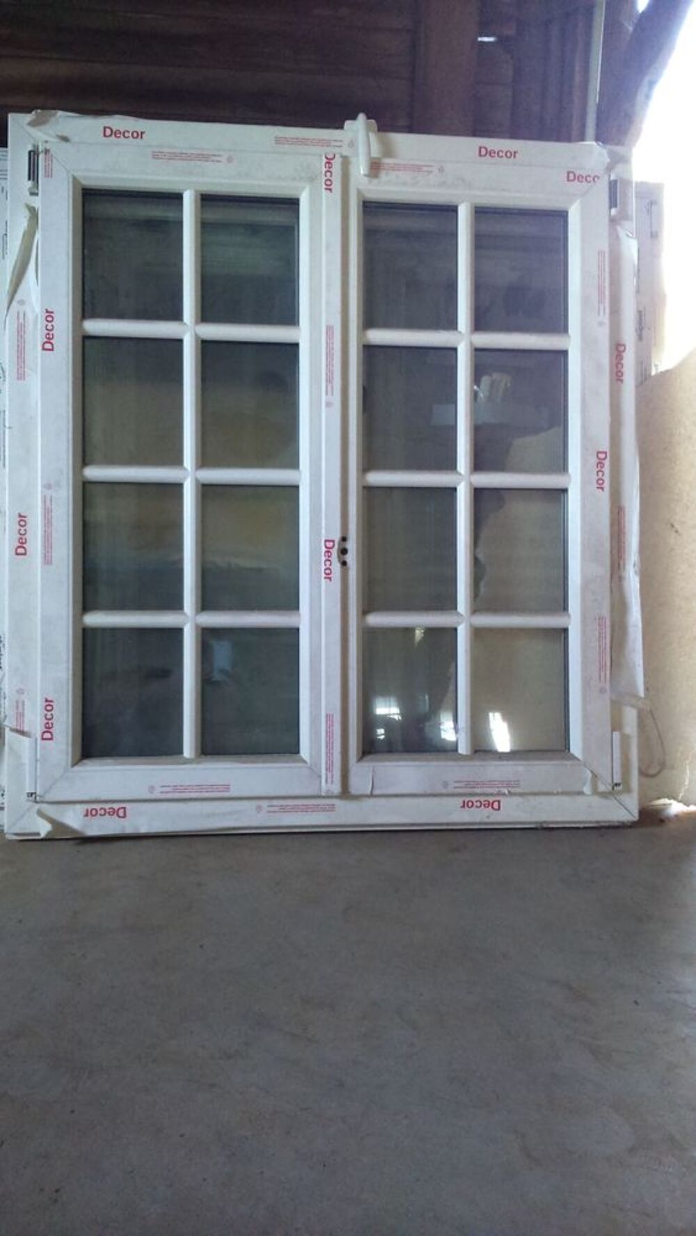 Fen&ecirc;tre blanche Pvc double battants petits carreaux. Bricolage