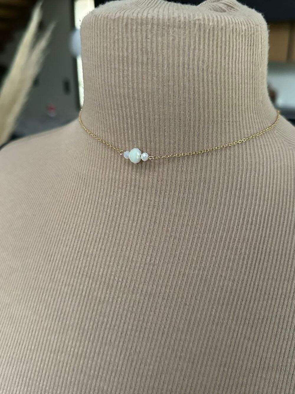 collier dos mari&eacute;e en perles de cristal blanche Bijoux et montres