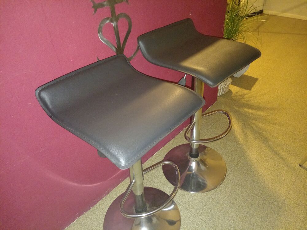 Deux jolis tabourets de bar tr&egrave;s bon &eacute;tat Meubles