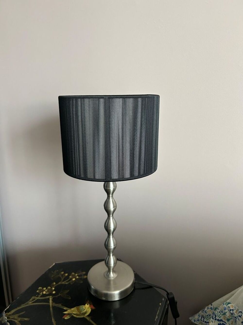 Titre : d&eacute;m&eacute;nagement - Lampe noire &eacute;l&eacute;gante Décoration