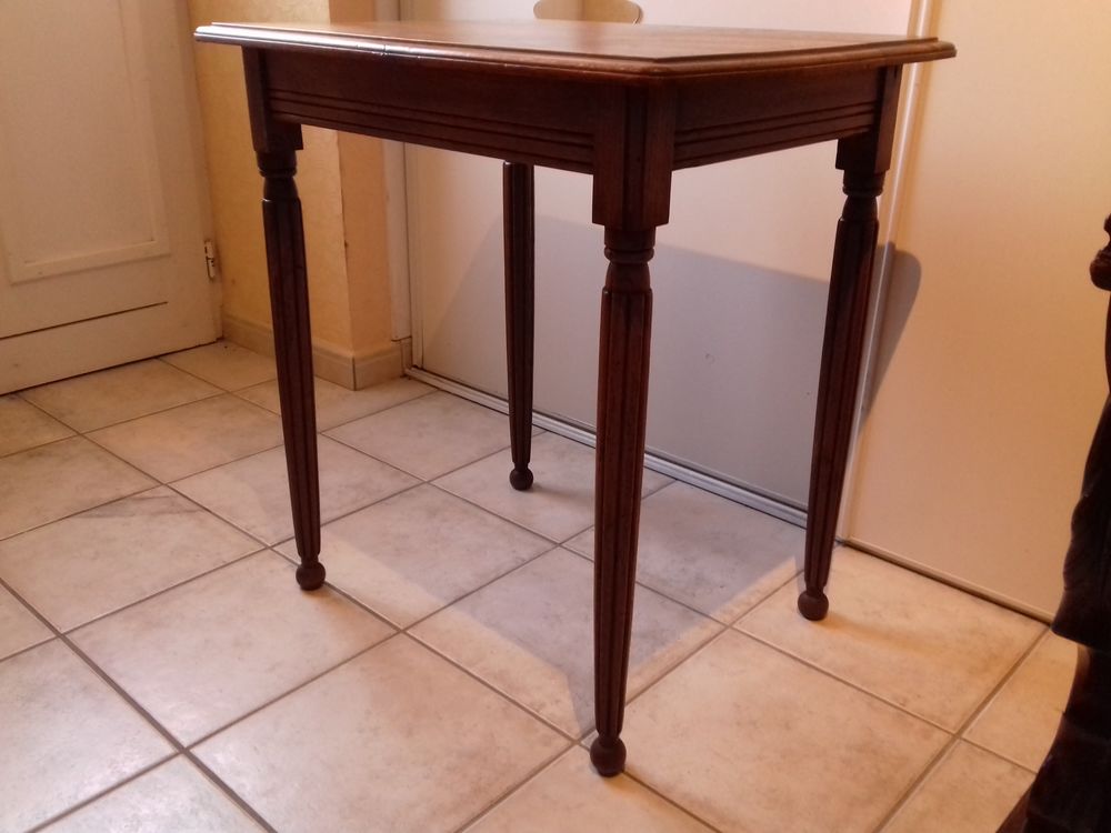 Table &agrave; pieds cannel&eacute;s Meubles