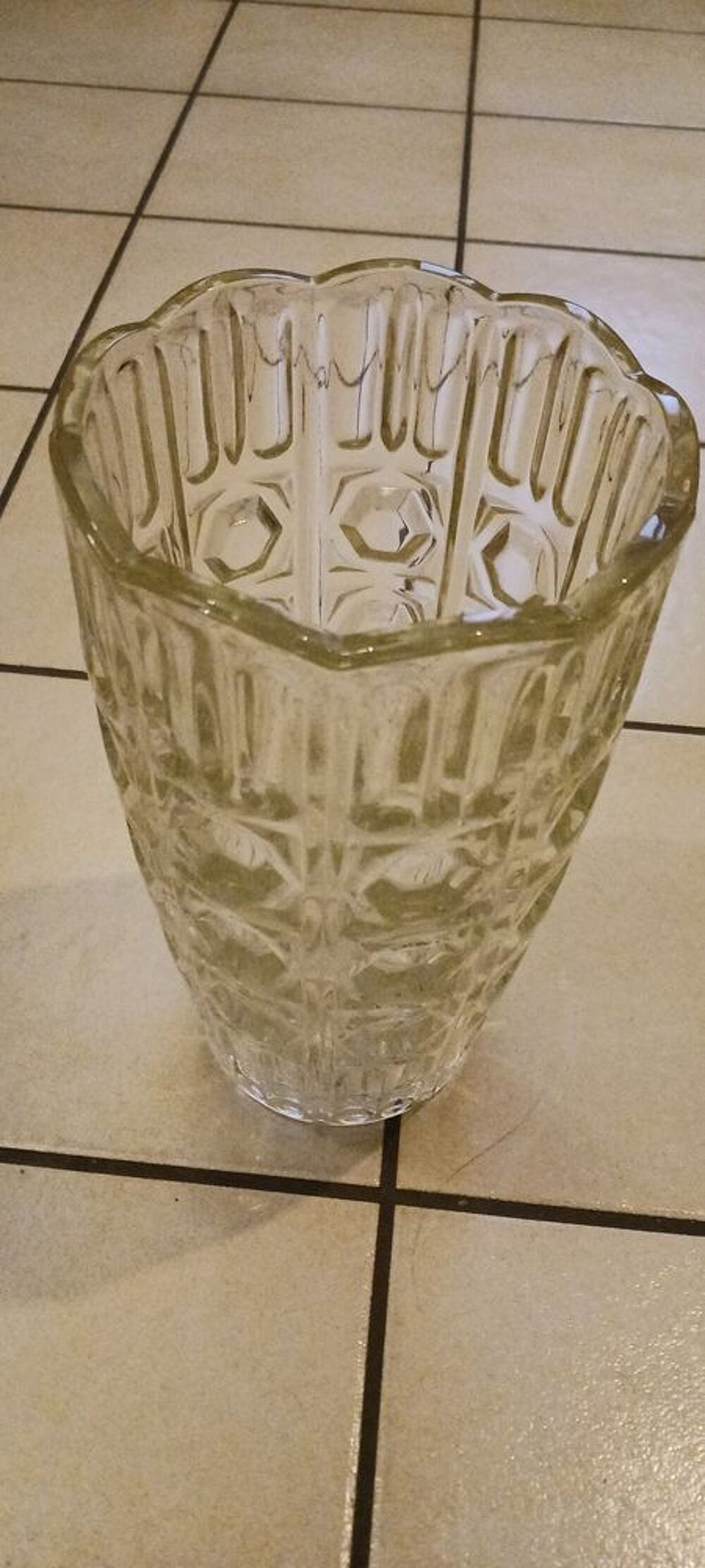 VASE EN VERRE DECORATIF TRANSPARENT. Décoration