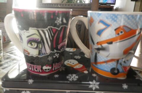 2 MUGS 1 MONSTER HIGH 1 PLANES 12 Bubry (56)