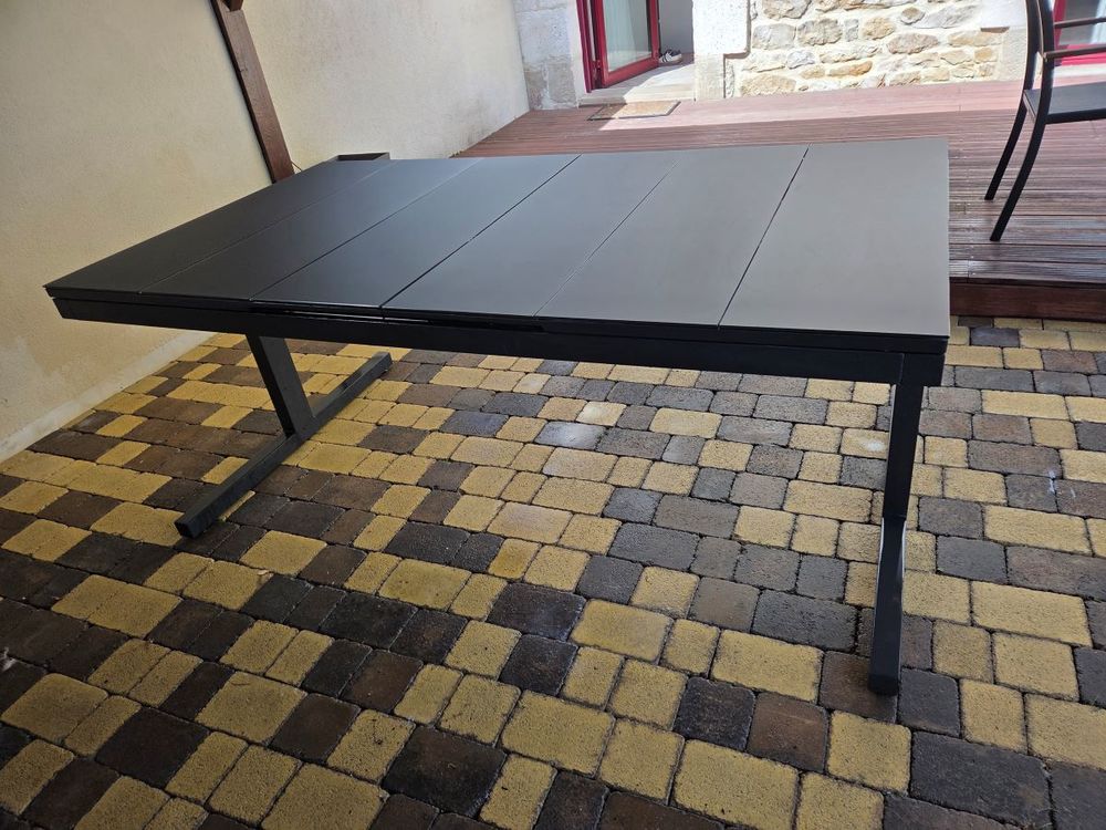 Table ext&eacute;rieure et fauteuil ext&eacute;rieur Meubles