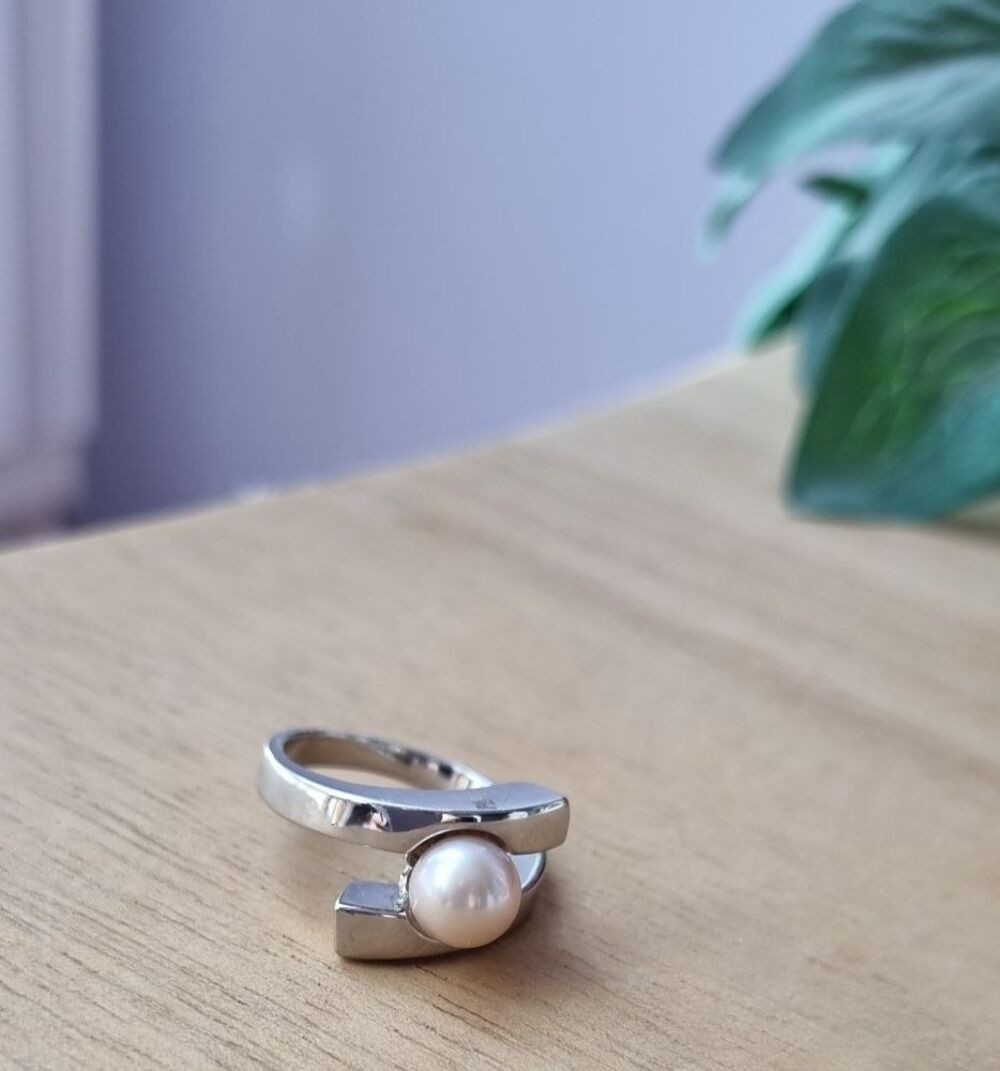 Tr&egrave;s jolie bague argent T56 et v&eacute;ritable perle de culture Bijoux et montres