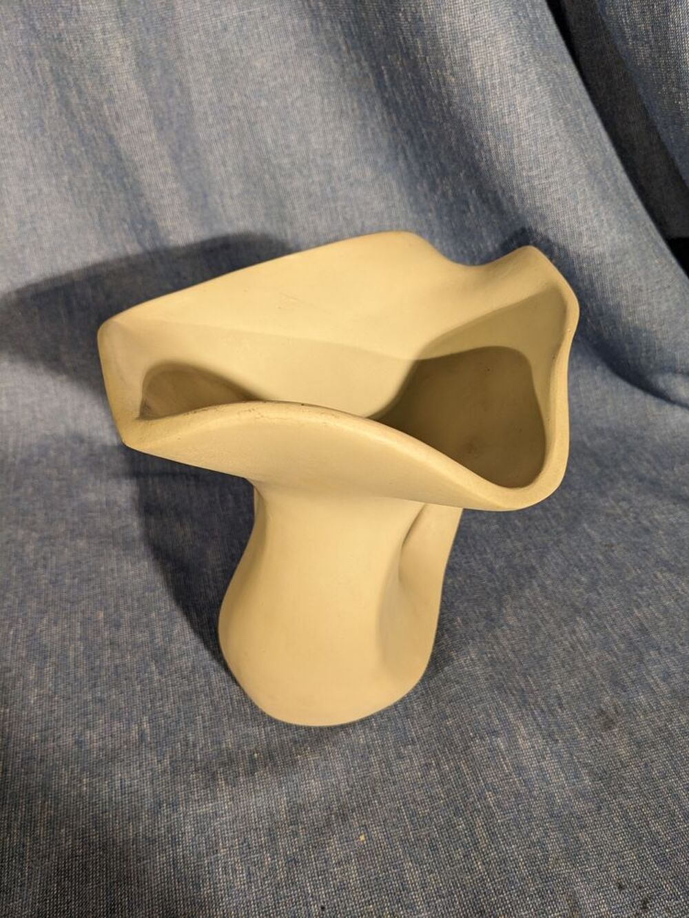 Ancien vase de 1956 sign&eacute; CERAMIDI qui n'a pas &eacute;t&eacute; &eacute;maill&eacute;. Décoration