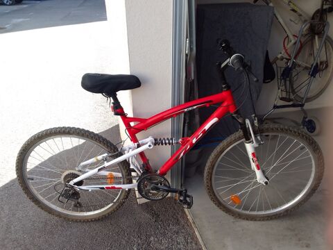Vlo de montagne rouge et blanc avec suspension avant 45 Narbonne (11)