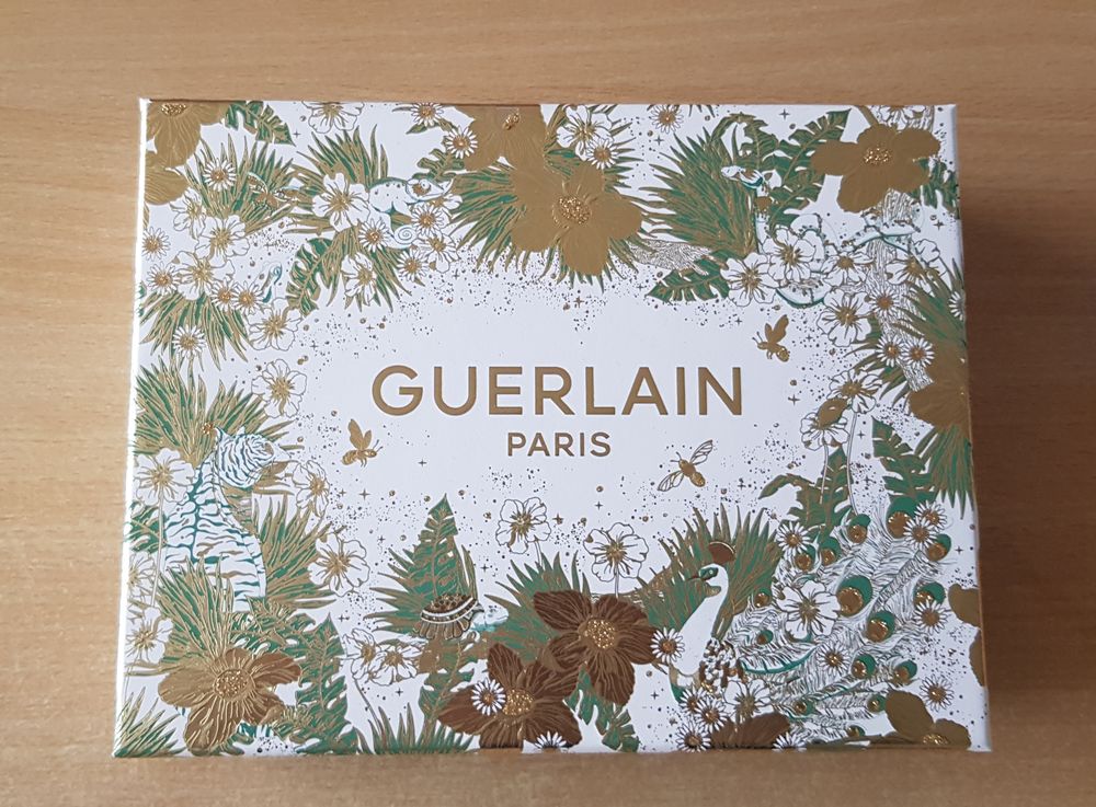 boite de parfum cartonn&eacute;e Guerlain paris 
Décoration