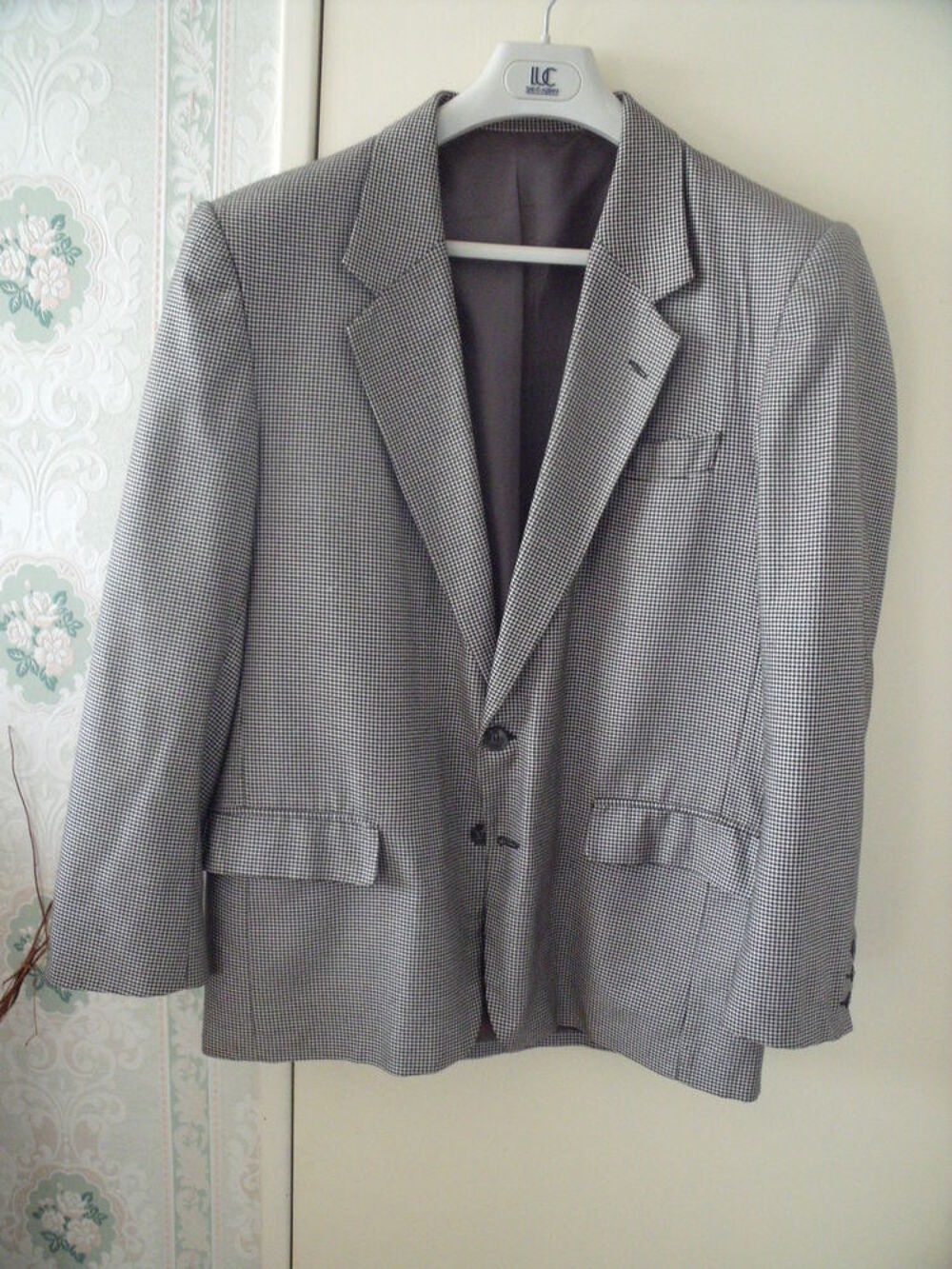 veste ,couleur grise pied de poule, taille 48, bon &eacute;tat Vêtements