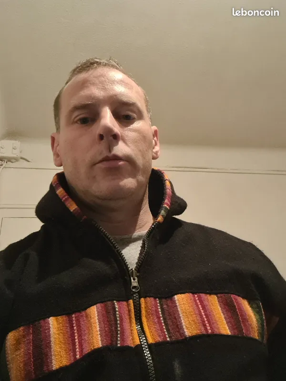 Pull p&eacute;ruvien noir M/L avec capuche Vêtements