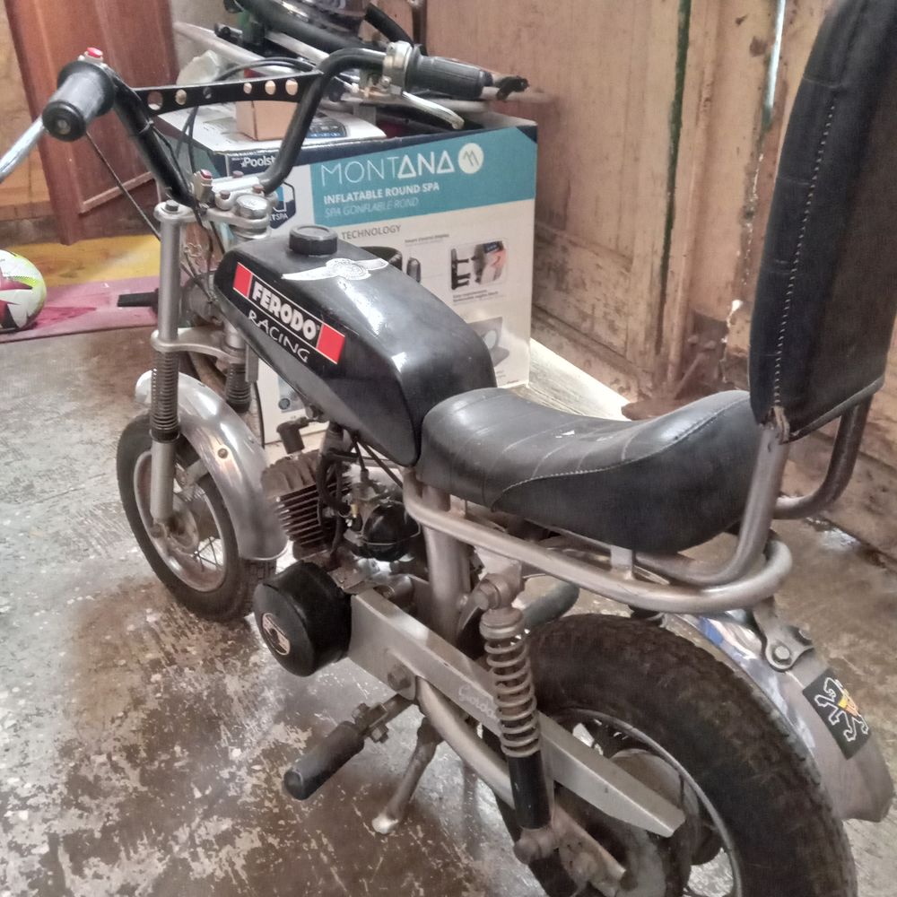 Petite moto chopper de 1975 