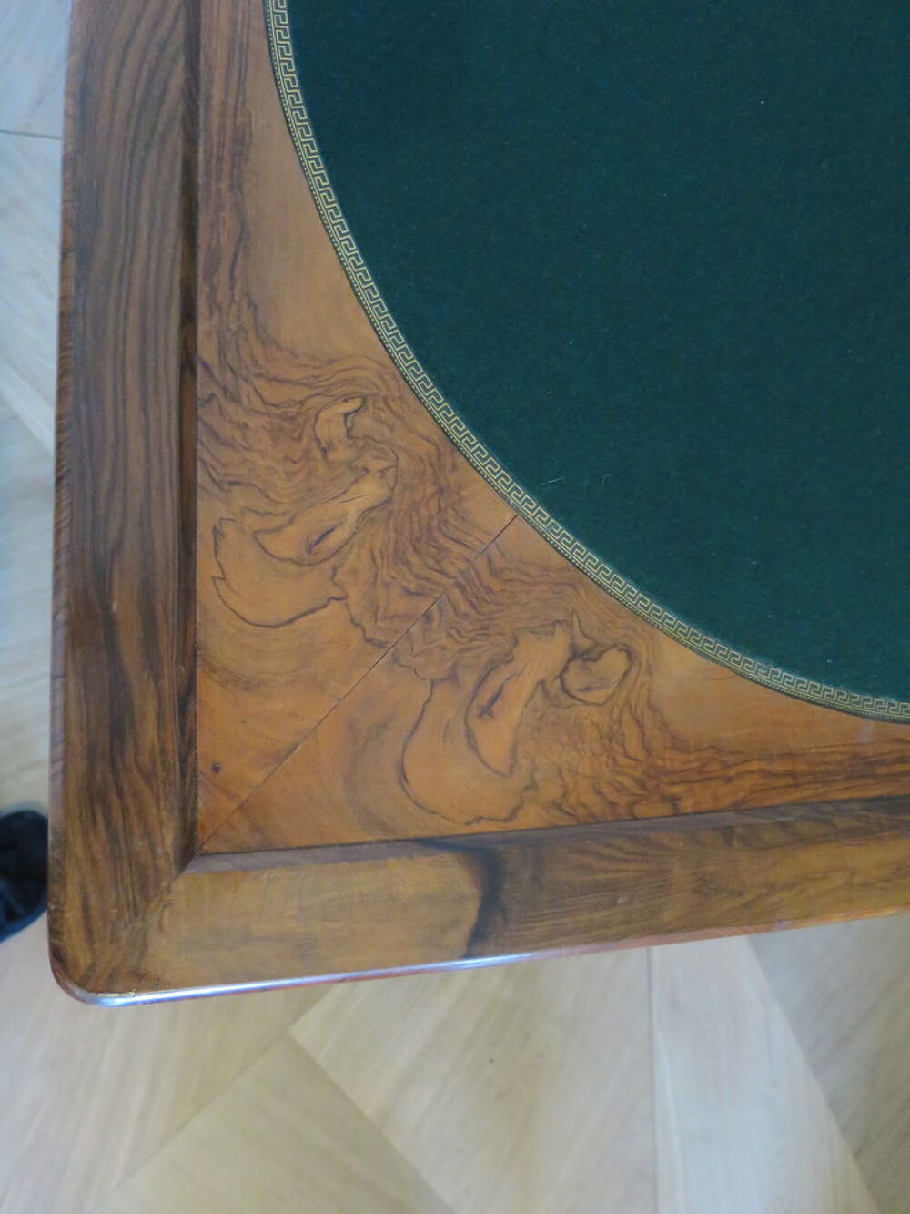 Superbe table de jeux en ronce de noyer - Style Louis Philip Meubles