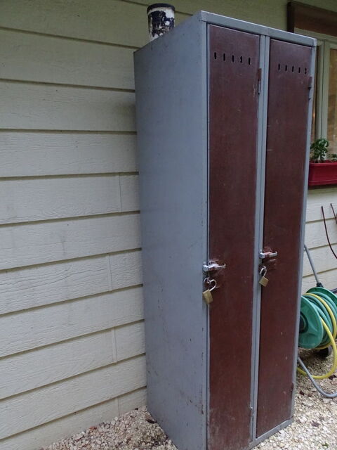 vestiaire d'usine deux portes 20 Ucel (07)