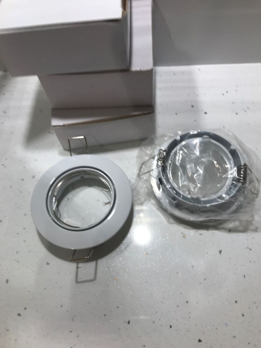 5 SPOTS NEUFS ORIENTABLES ET ENCASTRABLES NEUFS + DOUILLES Décoration