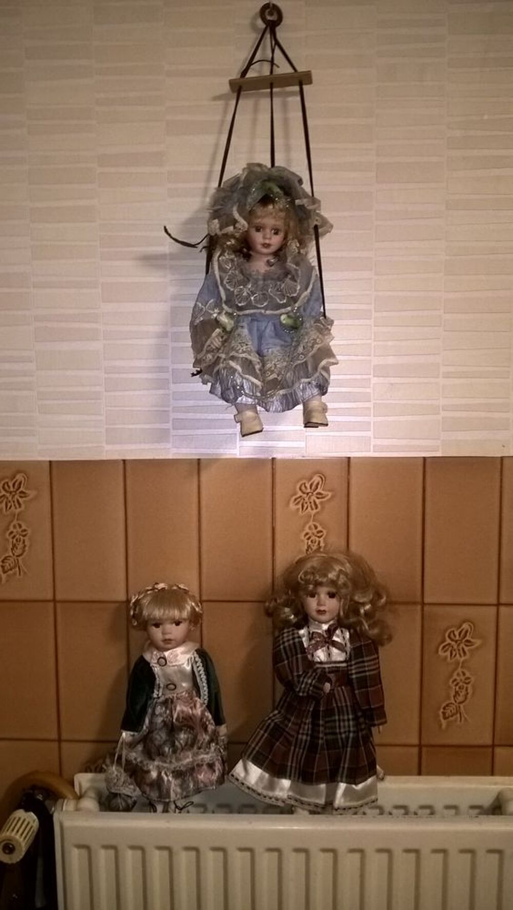 Anciennes poup&eacute;es de porcelaine. 