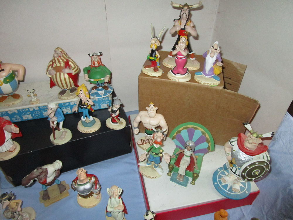  LOT 42 VIEILLES FIGURINES SERIE ASTERIX OBELIX RESINE 