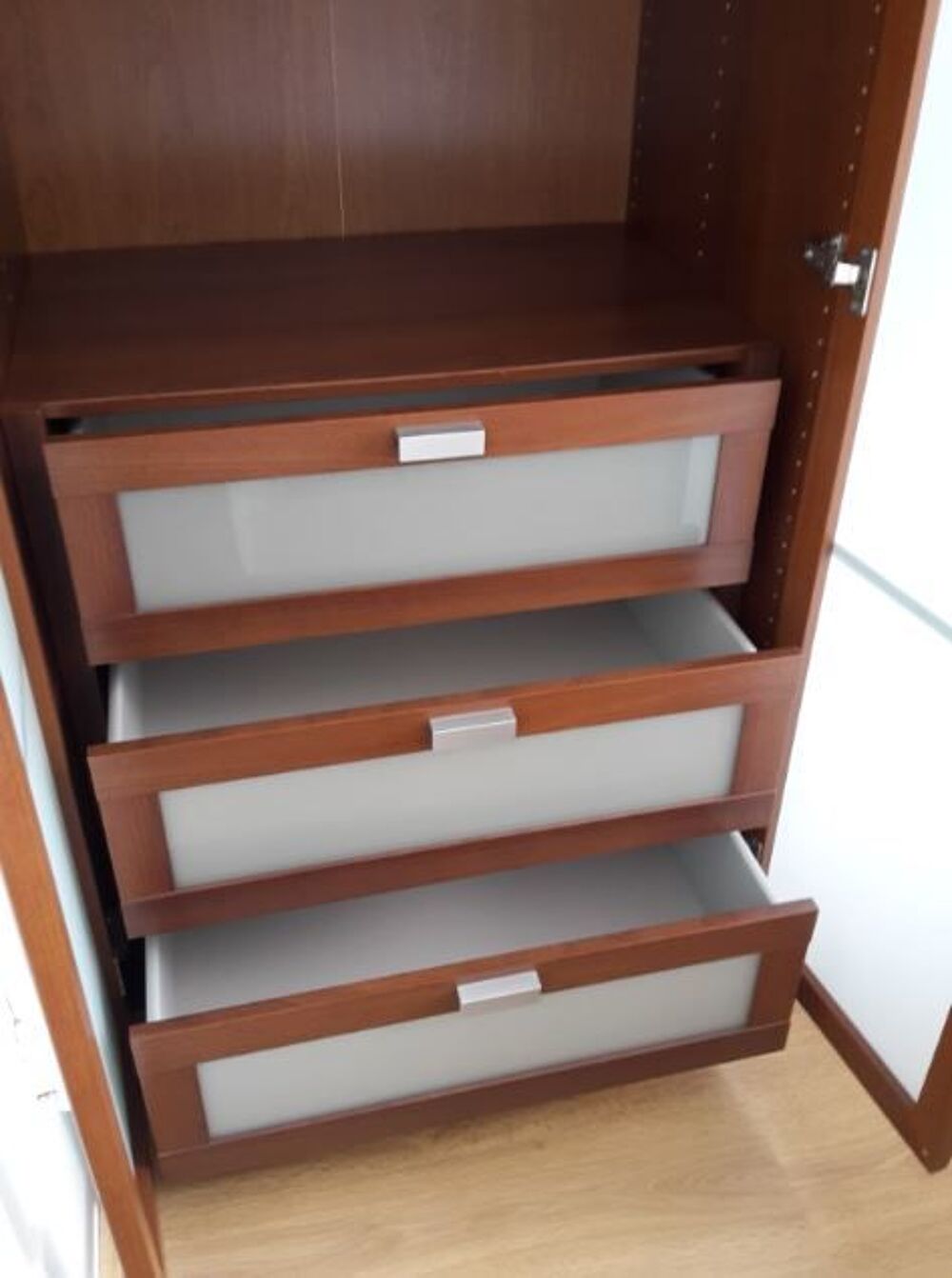A SAISIR sur place Armoire avec commode 3 tiroirs, penderie Meubles