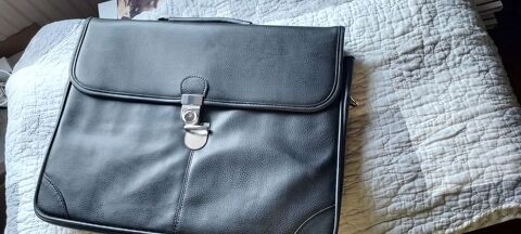 Cartable noir 27 Nogent-sur-Marne (94)