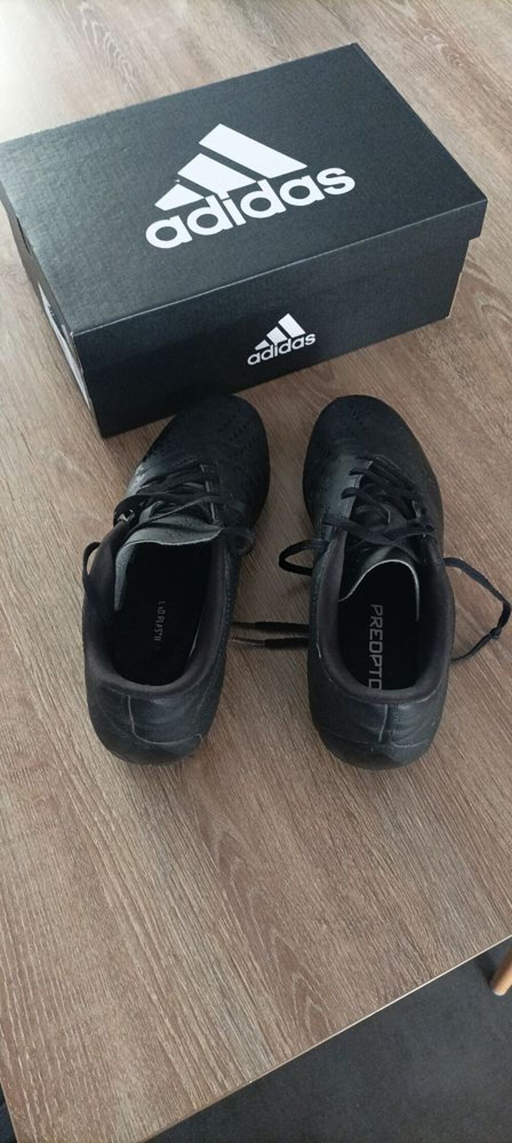 Chaussures de football marque Adidas taille 40 Chaussures